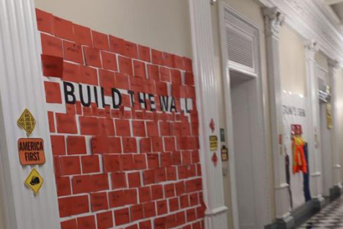 Los niños debían escribir su nombre en un ladrillo de papel y "construir" el muro