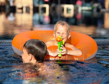 Los niños disfrutan de las clases de natación en Texas