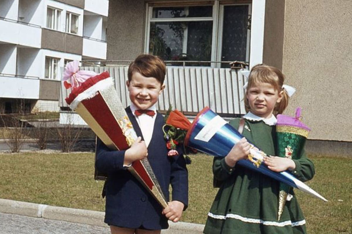 Los niños Einschulung, Mädchen y Junge mit Schultüten con sus conos, en la década de 1960