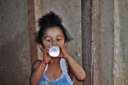 Los niños en muchos casos no tienen leche para tomar; así lo cuenta una madre que lo sufre con su hija