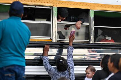 Los niños guatemaltecos sin sus padres o tutores permanecerán al menos dos semanas mientras se disputa su situación legal