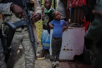 Los niños haitianos, en medio de armas de policías y pandillas de delincuentes que imponen su poder en un país que sufre una profunda crisis.
