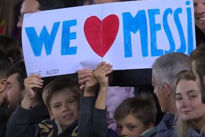 Los niños hinchas de Barcelona demuestran su cariño por Messi en la tribuna del Camp Nou