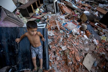 Los niños jugaban entre la basura y los escombros