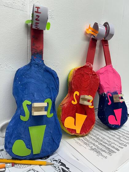 Los niños menores de seis años empiezan a tener nociones básicas rítmicas y auditivas con instrumentos de papel