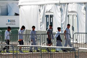 Los niños migrantes no acompañados son albergados en carpas transitorias