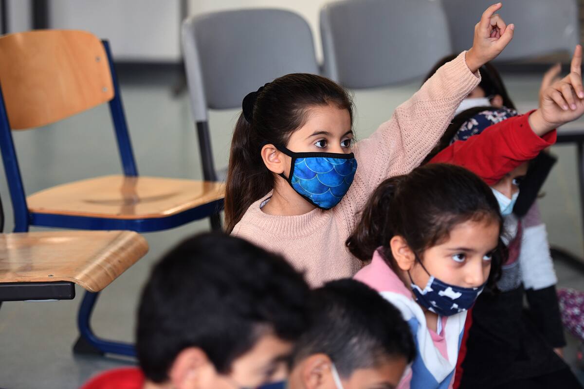 Los niños participan de una clase en la escuela Carl-Friedrich von Weizsaecker en Ratingen, Alemania, el 19 de octubre de 2020