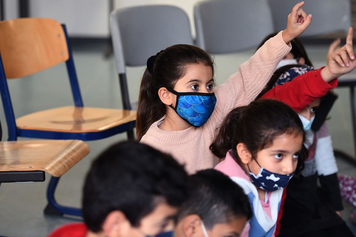 Los niños participan en una lección en la escuela Carl-Friedrich von Weizsaecker en Ratingen, Alemania, el 19 de octubre de 2020