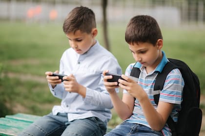 Los niños pasan muchas horas en redes sociales o jugando online