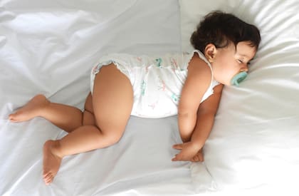 Los niños pequeños no deben dormir boja abajo y las cunas deben estar libres de almohadas, muñecos de peluche y otros objetos
