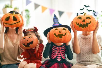 “Los niños pequeños se emocionan cuando ven a adolescentes disfrazados. Para ellos, los más grandes validan su propio entusiasmo por la festividad”, explican los especialistas (Foto Canva)