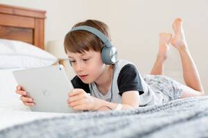 Los niños que pasan mucho tiempo frente a la pantalla corren riesgos para su desarrollo y su salud integral
