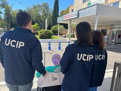 Los niños que se encuentran estables tienen la posibilidad de salir a pasear con sus mascotas