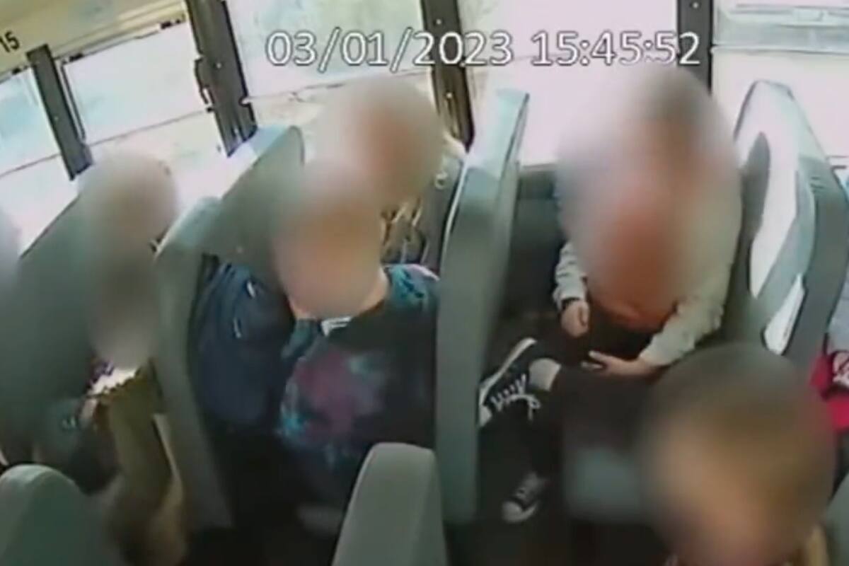 Los niños se golpearon contra las ventanillas y los asientos tras la maniobra intempestiva de un conductor en Colorado, EE.UU.