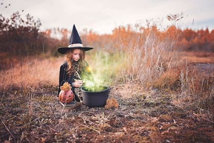 Los niños suelen disfrazarse de brujas o fantasmas en la noche de Halloween