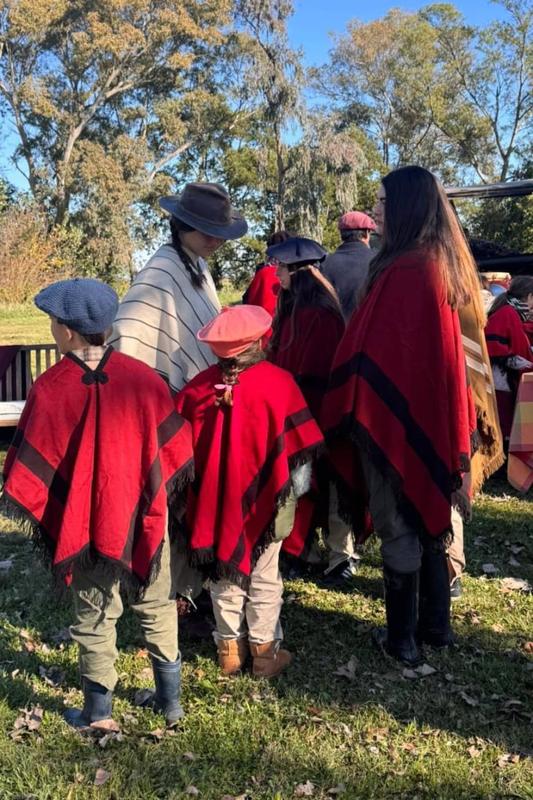 Los niños y las mujeres también llevaron consigo el Poncho de los Infernales