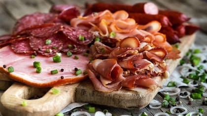 Los nitratos y nitritos agregados a la carne procesada para prevenir el crecimiento bacteriano tienen efectos nocivos en el cuerpo