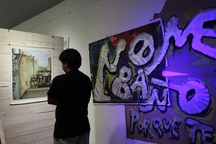 En sus muestras, se pueden ver sus cuadros y su arte, pero jamás sus caras. Llevan su máscara puesta desde el principio hasta el final. Cuando terminan, se vuelven a toda velocidad en su "Moska móvil"
