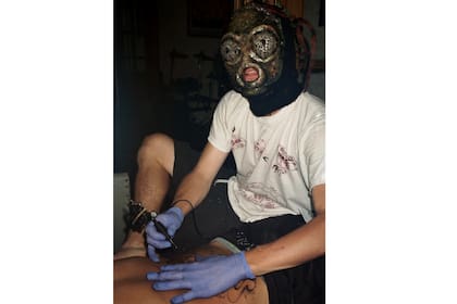 Además de tatuar muros, tatúan varios cuerpos (siempre enmascarados, claro). En su estudio secreto de tatuajes, sus fieles y seguidores hacen fila para tener un diseño de ellos tatuado en el cuerpo