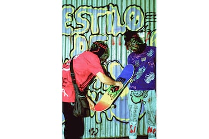 Mientras uno de los "Moskas" pintaba la frase del mural, otro se paseaba en skate por la calle
