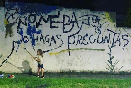 Salir a pintar es un momento lleno de adrenalina. Como no pasaba nadie por la calle, no tuvieron que usar sus máscaras. Pero siempre las tienen a mano, por si algún humano se cruza en el camino