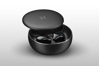Los Noblex Earbuds True Wireless y su estuche de carga; la tapa gira y cierra el estuche