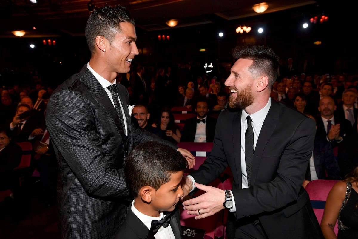 Los nominados al Mejor jugador de fútbol de la FIFA, el delantero de Barcelona y Argentina Lionel Messi y el delantero del Real Madrid y Portugal Cristiano Ronaldo conversan antes de tomar sus asientos para la ceremonia de los Premios de Fútbol de la FIFA, el 23 de octubre de 2017 en Londres.