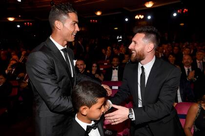 Los nominados al Mejor jugador de fútbol de la FIFA, el delantero de Barcelona y Argentina Lionel Messi y el delantero del Real Madrid y Portugal Cristiano Ronaldo conversan antes de tomar sus asientos para la ceremonia de los Premios de Fútbol de la FIFA, el 23 de octubre de 2017 en Londres.