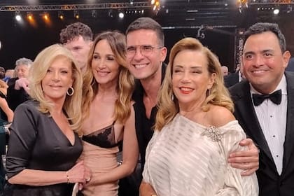 Los nominados e invitados aprovecharon las pausas de la transmisión para charlar, sacarse fotos y cruzarse con la gente de otras mesas