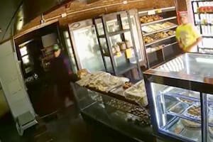 Los noventa segundos de terror de la empleada de una panadería: Fue rodeada por dos delincuentes que irrumpieron en local