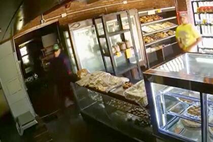 Los noventa segundos de terror de la empleada de una panadería: Fue rodeada por dos delincuentes que irrumpieron en local