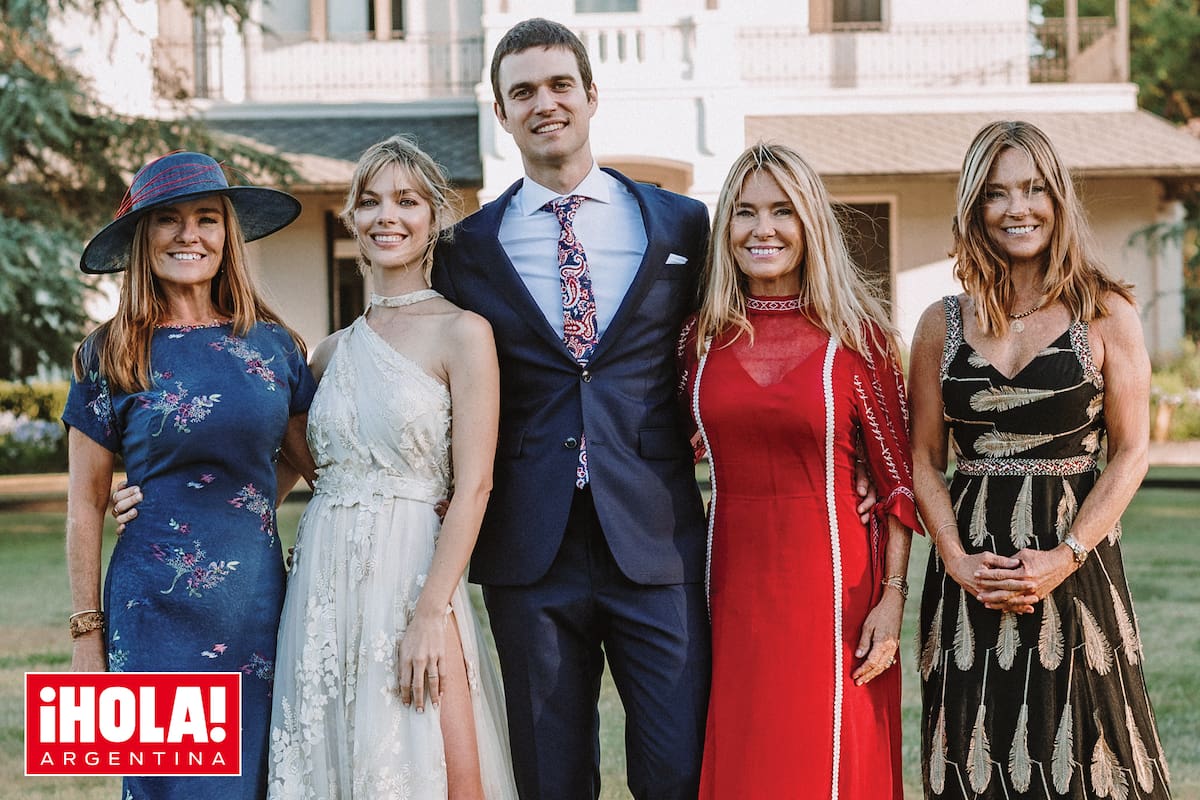 Los novios acompañados por las Trillizas de Oro. De izquierda a derecha, la madrina, María Eugenia, llevó un vestido de silueta adherente y confeccionado en crepe de seda natural batik, bordado con hilos de seda, de Benito Fernández, que accesorizó con capelina de Laura Noetinger; en tanto María Emilia y María Laura, apostaron por diseños de Anushka.