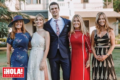 Los novios acompañados por las Trillizas de Oro. De izquierda a derecha, la madrina, María Eugenia, llevó un vestido de silueta adherente y confeccionado en crepe de seda natural batik, bordado con hilos de seda, de Benito Fernández, que accesorizó con capelina de Laura Noetinger; en tanto María Emilia y María Laura, apostaron por diseños de Anushka.