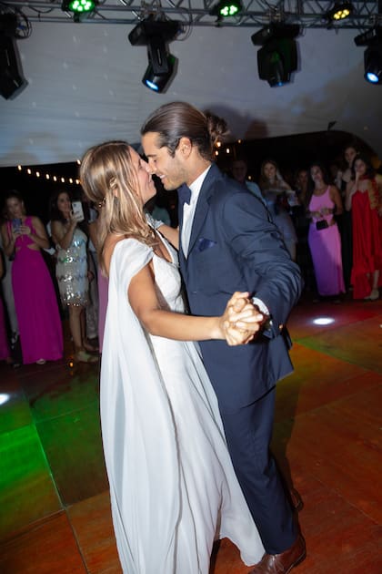 Los novios bailan el vals.