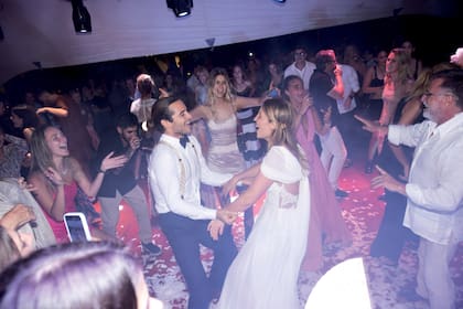 Los novios bailan junto a Francesca Caffarone, hermana de Agustina y dama de honor.