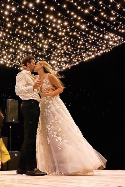 Los novios bailaron hasta el amanecer.