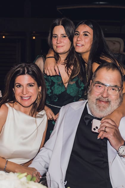 Los novios con Bárbara (32) y Lola (17), las hijas de Jorge.