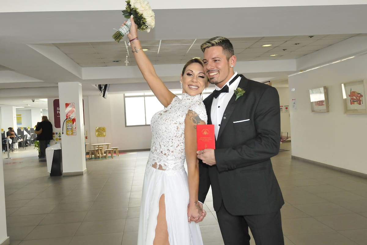 Los novios con la libreta en la mano