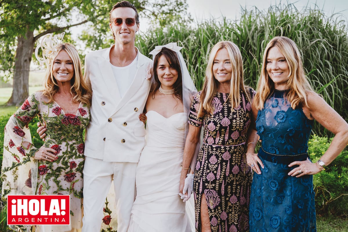 Los novios con las Trillizas de Oro. María Emilia, la madrina, llevó un vestido de Jorge Rey y un fascinator; y María Eugenia y María Laura confiaron en Anushka Elliot para sus looks.