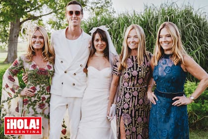Los novios con las Trillizas de Oro. María Emilia, la madrina, llevó un vestido de Jorge Rey y un fascinator; y María Eugenia y María Laura confiaron en Anushka Elliot para sus looks.