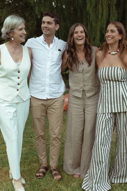 Los novios con sus madres: a la izquierda, Teresa Garbesi, y a la derecha,
Fernanda Nogues, que es diseñadora y le está preparando el vestido a la ex modelo para la gran celebración que harán en marzo.