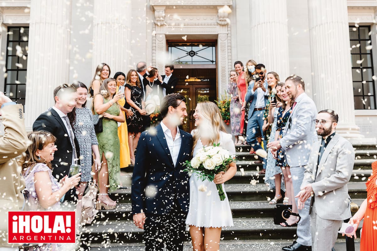 Los novios dieron el sí ante cincuenta invitados y luego brindaron en la espectacular terraza del hotel St. James Trafalgar, antes de una segunda ceremonia celebrada en la Toscana, Italia.