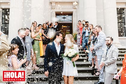 Los novios dieron el sí ante cincuenta invitados y luego brindaron en la espectacular terraza del hotel St. James Trafalgar, antes de una segunda ceremonia celebrada en la Toscana, Italia.