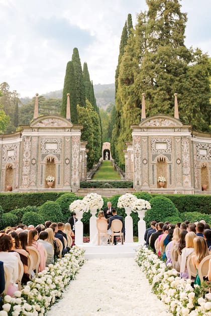 Los novios dijeron “sí quiero" en un altar montado en un rincón de los cuidadísimos jardines.