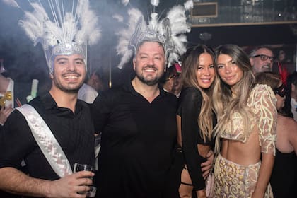 Los novios en el centro de la pista, con coronas de plumas, bailaron con Karina Jelinek y Flor Parisse.