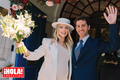 Los novios, felices, saludando en el Chelsea Old Town Hall, en Londres.