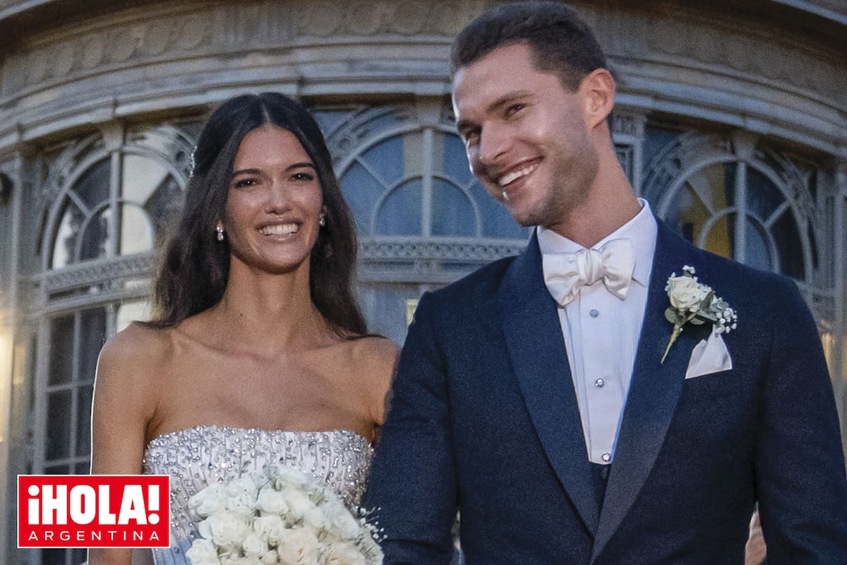 Los novios, felices tras dar el “sí, quiero”. Se conocieron durante la pandemia de Covid 19, cuando ella quedó varada en Australia mientras trabajaba como modelo. Se casaron en ese país por civil en 2021, pero debieron vivir separados tres años (ella en Nueva York y él en Sídney) debido a la lentitud de los trámites migratorios.