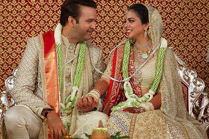 Los novios, Isha Ambani y Anand Piramal, durante la ceremonia