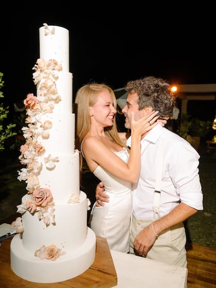 Los novios junto a la torta de cinco pisos creada por Carina Cerino Callejón, sobrina de María Fernanda Callejón
Fotos: @mauriciogaray_