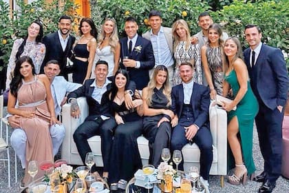 Los novios junto a los compañeros de La Scaloneta que dijeron presente.